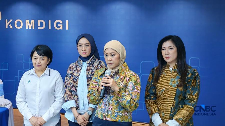 Menteri Komunikasi dan Digital Meutya Hafid di Kantor Komdigi, Senin (3/8/2026). (CNBC Indonesia/
Intan Rakhmayanti Dewi)