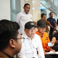 Menteri Perhubungan Dudy Purwagandhi  meninjau korban i korban KM Mutiara Sentosa II di Surabaya, Senin (3/8/2026). (Dok. Kementerian Perhubungan)