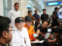 Menteri Perhubungan Dudy Purwagandhi  meninjau korban i korban KM Mutiara Sentosa II di Surabaya, Senin (3/8/2026). (Dok. Kementerian Perhubungan)