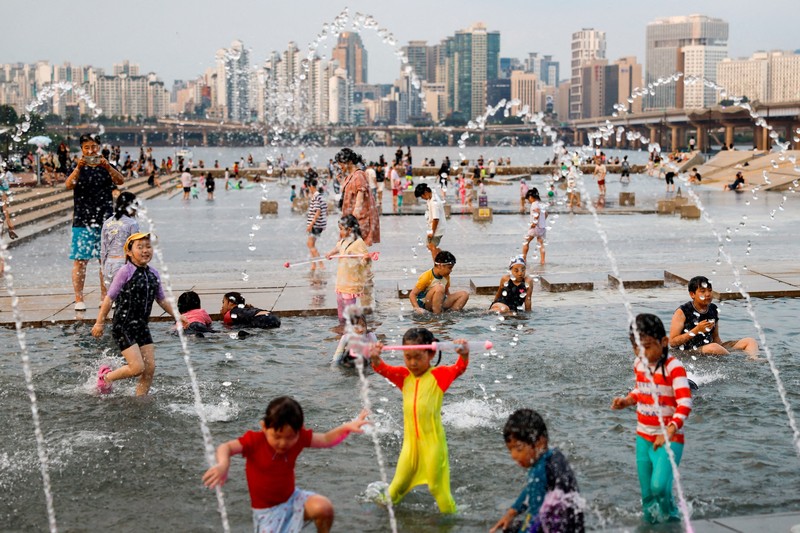 Otoritas Korea Selatan (Korsel) menyerukan masyarakat untuk menghentikan semua aktivitas luar ruangan (outdoor) usai Negeri Ginseng mencatat suhu tertinggi dalam satu abad. (REUTERS/Kim Hong-Ji)