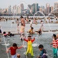 Otoritas Korea Selatan (Korsel) menyerukan masyarakat untuk menghentikan semua aktivitas luar ruangan (outdoor) usai Negeri Ginseng mencatat suhu tertinggi dalam satu abad. (REUTERS/Kim Hong-Ji)