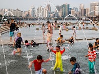 Otoritas Korea Selatan (Korsel) menyerukan masyarakat untuk menghentikan semua aktivitas luar ruangan (outdoor) usai Negeri Ginseng mencatat suhu tertinggi dalam satu abad. (REUTERS/Kim Hong-Ji)