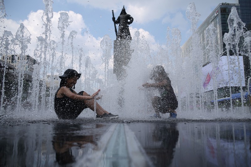 Otoritas Korea Selatan (Korsel) menyerukan masyarakat untuk menghentikan semua aktivitas luar ruangan (outdoor) usai Negeri Ginseng mencatat suhu tertinggi dalam satu abad. (REUTERS/Kim Hong-Ji)
