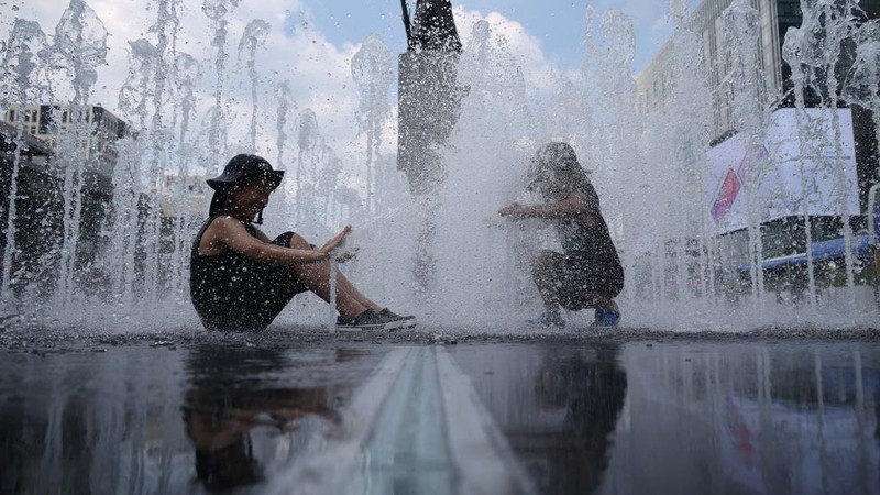 Otoritas Korea Selatan (Korsel) menyerukan masyarakat untuk menghentikan semua aktivitas luar ruangan (outdoor) usai Negeri Ginseng mencatat suhu tertinggi dalam satu abad. (REUTERS/Kim Hong-Ji)