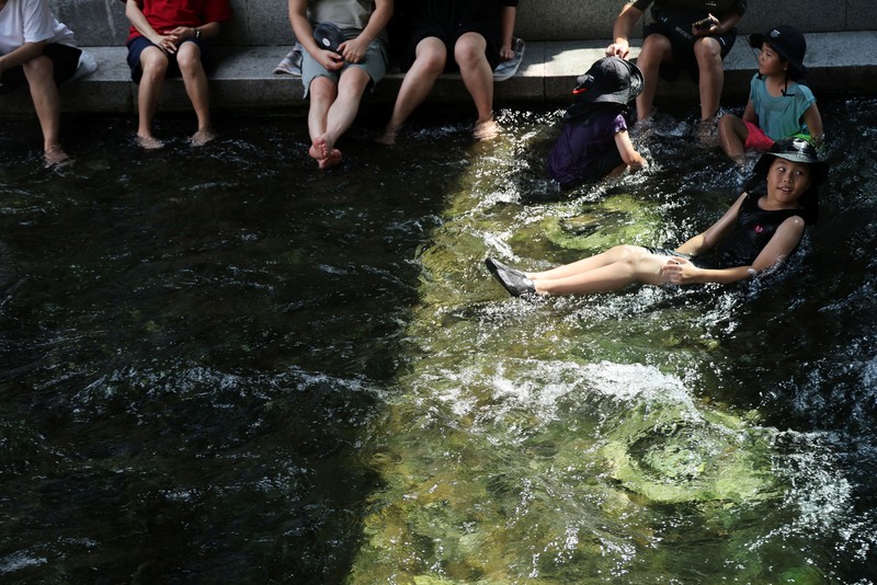 Otoritas Korea Selatan (Korsel) menyerukan masyarakat untuk menghentikan semua aktivitas luar ruangan (outdoor) usai Negeri Ginseng mencatat suhu tertinggi dalam satu abad. (REUTERS/Kim Hong-Ji)