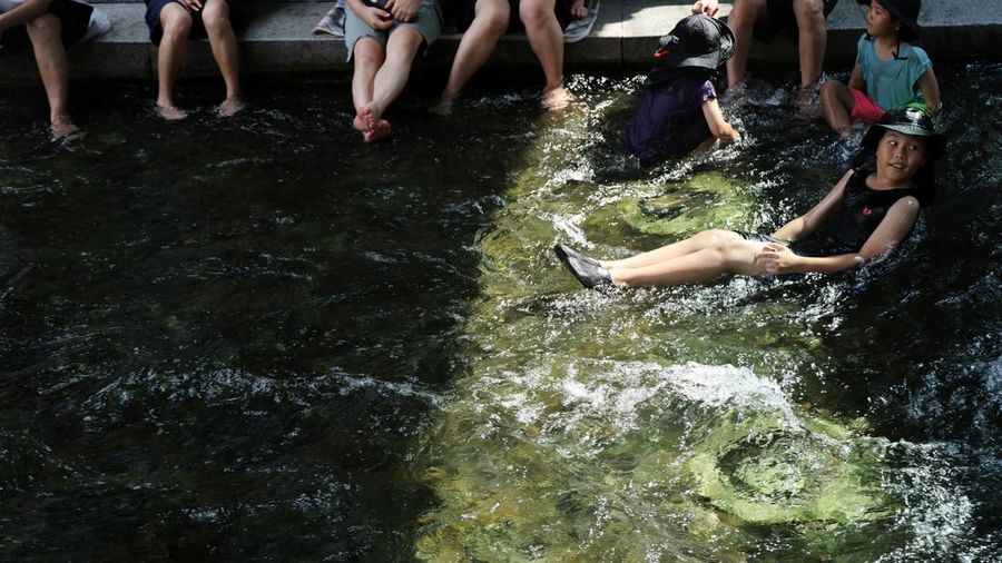 Otoritas Korea Selatan (Korsel) menyerukan masyarakat untuk menghentikan semua aktivitas luar ruangan (outdoor) usai Negeri Ginseng mencatat suhu tertinggi dalam satu abad. (REUTERS/Kim Hong-Ji)