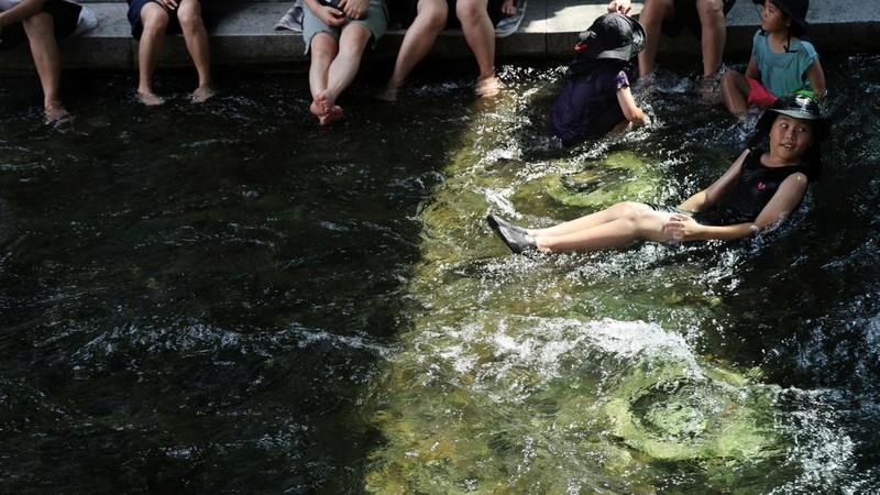 Otoritas Korea Selatan (Korsel) menyerukan masyarakat untuk menghentikan semua aktivitas luar ruangan (outdoor) usai Negeri Ginseng mencatat suhu tertinggi dalam satu abad. (REUTERS/Kim Hong-Ji)