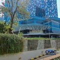 Pagar besi tinggi yang sempat terpasang di depan Pusat Perbelajaan Kota Kasablanka (Kokas), Menteng Dalam, Tebet, Jakarta Selatan, pada Senin (3/8/2026) kini sudah dibongkar. (CNBC Indonesia/Faisal Rahman)
