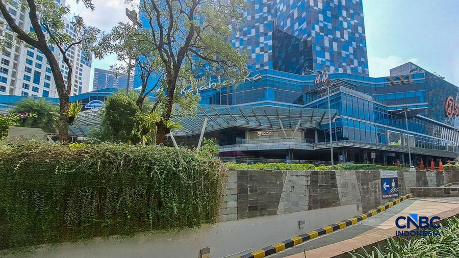 Pagar besi tinggi nan sempat terpasang di depan Pusat Perbelajaan Kota Kasablanka (Kokas), Menteng Dalam, Tebet, Jakarta Selatan, pada Senin (3/8/2026) sekarang sudah dibongkar. (CNBC Indonesia/Faisal Rahman)