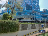 Pagar besi tinggi yang sempat terpasang di depan Pusat Perbelajaan Kota Kasablanka (Kokas), Menteng Dalam, Tebet, Jakarta Selatan, pada Senin (3/8/2026) kini sudah dibongkar. (CNBC Indonesia/Faisal Rahman)