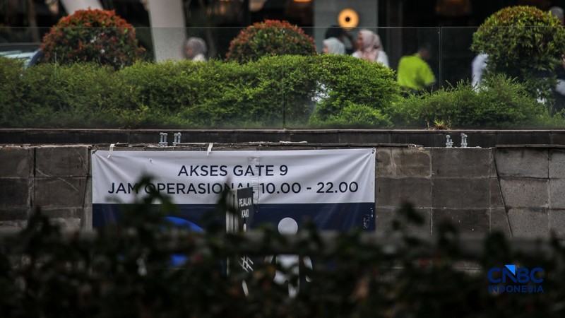 Pagar besi tinggi yang sempat terpasang di depan Pusat Perbelajaan Kota Kasablanka (Kokas), Menteng Dalam, Tebet, Jakarta Selatan, pada Senin (3/8/2026) kini sudah dibongkar. (CNBC Indonesia/Faisal Rahman)
