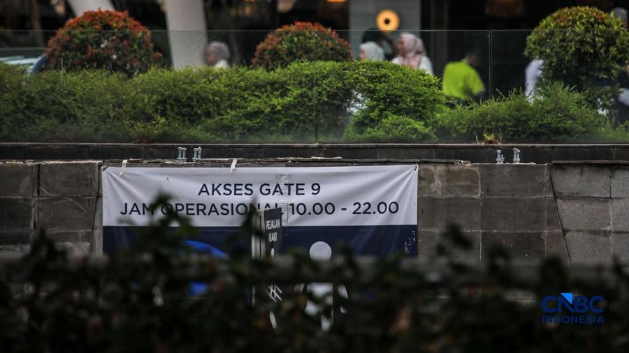 Pagar besi tinggi nan sempat terpasang di depan Pusat Perbelajaan Kota Kasablanka (Kokas), Menteng Dalam, Tebet, Jakarta Selatan, pada Senin (3/8/2026) sekarang sudah dibongkar.