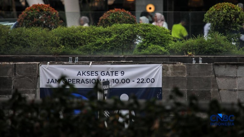 Pagar besi tinggi yang sempat terpasang di depan Pusat Perbelajaan Kota Kasablanka (Kokas), Menteng Dalam, Tebet, Jakarta Selatan, pada Senin (3/8/2026) kini sudah dibongkar.