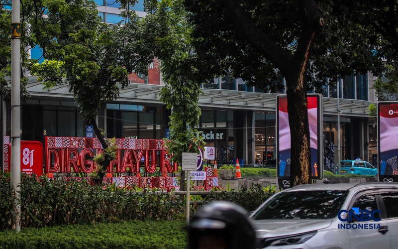 Pagar besi tinggi yang sempat terpasang di depan Pusat Perbelajaan Kota Kasablanka (Kokas), Menteng Dalam, Tebet, Jakarta Selatan, pada Senin (3/8/2026) kini sudah dibongkar. (CNBC Indonesia/Faisal Rahman)