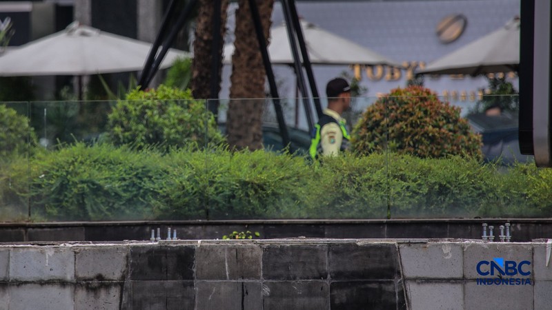 Pagar besi tinggi yang sempat terpasang di depan Pusat Perbelajaan Kota Kasablanka (Kokas), Menteng Dalam, Tebet, Jakarta Selatan, pada Senin (3/8/2026) kini sudah dibongkar. (CNBC Indonesia/Faisal Rahman)
