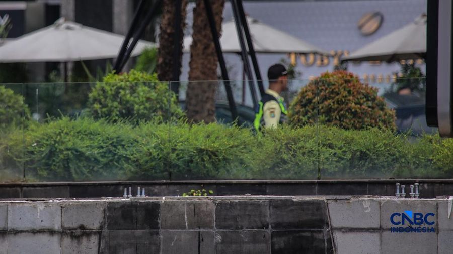 Pagar besi tinggi nan sempat terpasang di depan Pusat Perbelajaan Kota Kasablanka (Kokas), Menteng Dalam, Tebet, Jakarta Selatan, pada Senin (3/8/2026) sekarang sudah dibongkar.