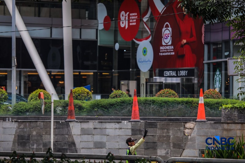 Pagar besi tinggi yang sempat terpasang di depan Pusat Perbelajaan Kota Kasablanka (Kokas), Menteng Dalam, Tebet, Jakarta Selatan, pada Senin (3/8/2026) kini sudah dibongkar. (CNBC Indonesia/Faisal Rahman)