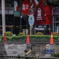 Pagar besi tinggi yang sempat terpasang di depan Pusat Perbelajaan Kota Kasablanka (Kokas), Menteng Dalam, Tebet, Jakarta Selatan, pada Senin (3/8/2026) kini sudah dibongkar. (CNBC Indonesia/Faisal Rahman)