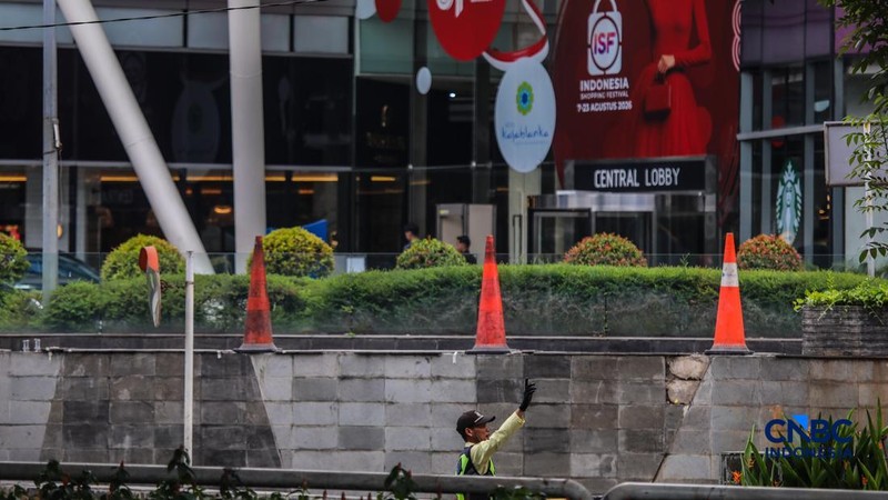 Pagar besi tinggi yang sempat terpasang di depan Pusat Perbelajaan Kota Kasablanka (Kokas), Menteng Dalam, Tebet, Jakarta Selatan, pada Senin (3/8/2026) kini sudah dibongkar.