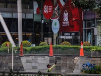 Pagar besi tinggi yang sempat terpasang di depan Pusat Perbelajaan Kota Kasablanka (Kokas), Menteng Dalam, Tebet, Jakarta Selatan, pada Senin (3/8/2026) kini sudah dibongkar. (CNBC Indonesia/Faisal Rahman)
