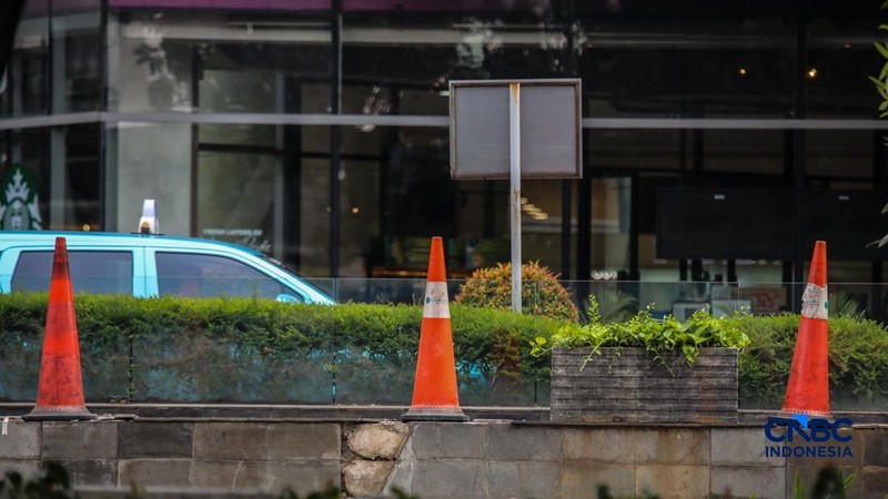 Pagar besi tinggi yang sempat terpasang di depan Pusat Perbelajaan Kota Kasablanka (Kokas), Menteng Dalam, Tebet, Jakarta Selatan, pada Senin (3/8/2026) kini sudah dibongkar.