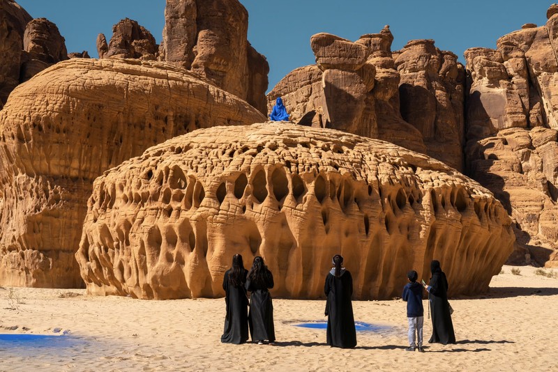 Patung Najma, sebuah instalasi seni berbentuk figur perempuan berwarna biru, dipamerkan di kawasan bersejarah AlUla, Arab Saudi. Karya tersebut merupakan hasil ciptaan seniman asal Amerika Serikat, Lita Albuquerque. (Dok. litaalbuquerque.com)