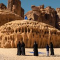 Patung Najma, sebuah instalasi seni berbentuk figur perempuan berwarna biru, dipamerkan di kawasan bersejarah AlUla, Arab Saudi. Karya tersebut merupakan hasil ciptaan seniman asal Amerika Serikat, Lita Albuquerque. (Dok. litaalbuquerque.com)