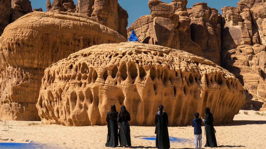 Patung Najma, sebuah instalasi seni berbentuk figur perempuan berwarna biru, dipamerkan di kawasan bersejarah AlUla, Arab Saudi. Karya tersebut merupakan hasil ciptaan seniman asal Amerika Serikat, Lita Albuquerque. (Dok. litaalbuquerque.com)