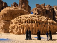 Patung Najma, sebuah instalasi seni berbentuk figur perempuan berwarna biru, dipamerkan di kawasan bersejarah AlUla, Arab Saudi. Karya tersebut merupakan hasil ciptaan seniman asal Amerika Serikat, Lita Albuquerque. (Dok. litaalbuquerque.com)