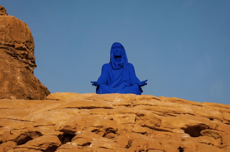 Patung Najma, sebuah instalasi seni berbentuk figur perempuan berwarna biru, dipamerkan di kawasan bersejarah AlUla, Arab Saudi. Karya tersebut merupakan hasil ciptaan seniman asal Amerika Serikat, Lita Albuquerque. (Dok. litaalbuquerque.com)