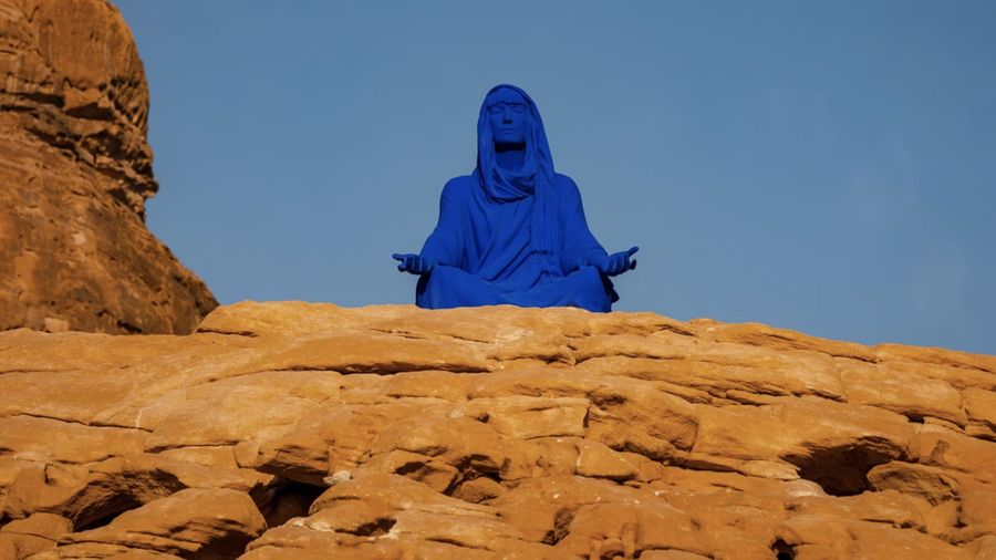 Patung Najma, sebuah instalasi seni berbentuk figur perempuan berwarna biru, dipamerkan di kawasan bersejarah AlUla, Arab Saudi. Karya tersebut merupakan hasil ciptaan seniman asal Amerika Serikat, Lita Albuquerque.