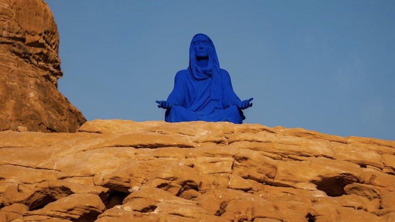 Patung Najma, sebuah instalasi seni berbentuk figur perempuan berwarna biru, dipamerkan di kawasan bersejarah AlUla, Arab Saudi. Karya tersebut merupakan hasil ciptaan seniman asal Amerika Serikat, Lita Albuquerque.