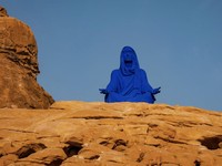 Patung Najma, sebuah instalasi seni berbentuk figur perempuan berwarna biru, dipamerkan di kawasan bersejarah AlUla, Arab Saudi. Karya tersebut merupakan hasil ciptaan seniman asal Amerika Serikat, Lita Albuquerque. (Dok. litaalbuquerque.com)