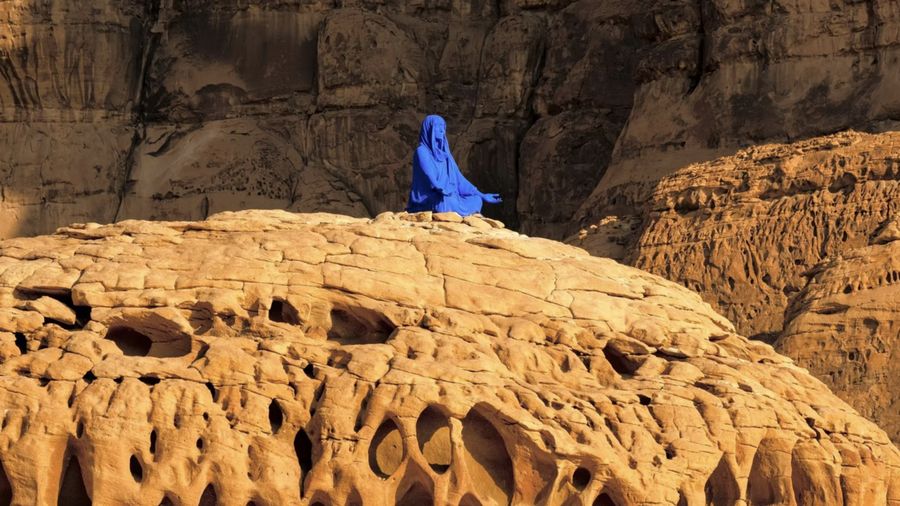 Patung Najma, sebuah instalasi seni berbentuk figur perempuan berwarna biru, dipamerkan di kawasan bersejarah AlUla, Arab Saudi. Karya tersebut merupakan hasil ciptaan seniman asal Amerika Serikat, Lita Albuquerque. (Dok. litaalbuquerque.com)