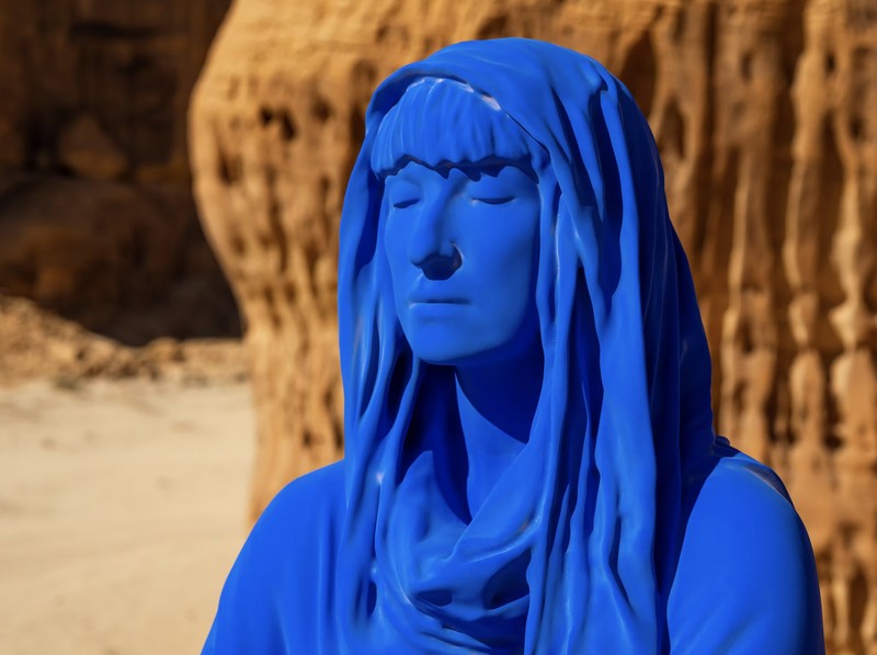 Patung Najma, sebuah instalasi seni berbentuk figur perempuan berwarna biru, dipamerkan di kawasan bersejarah AlUla, Arab Saudi. Karya tersebut merupakan hasil ciptaan seniman asal Amerika Serikat, Lita Albuquerque. (Dok. litaalbuquerque.com)