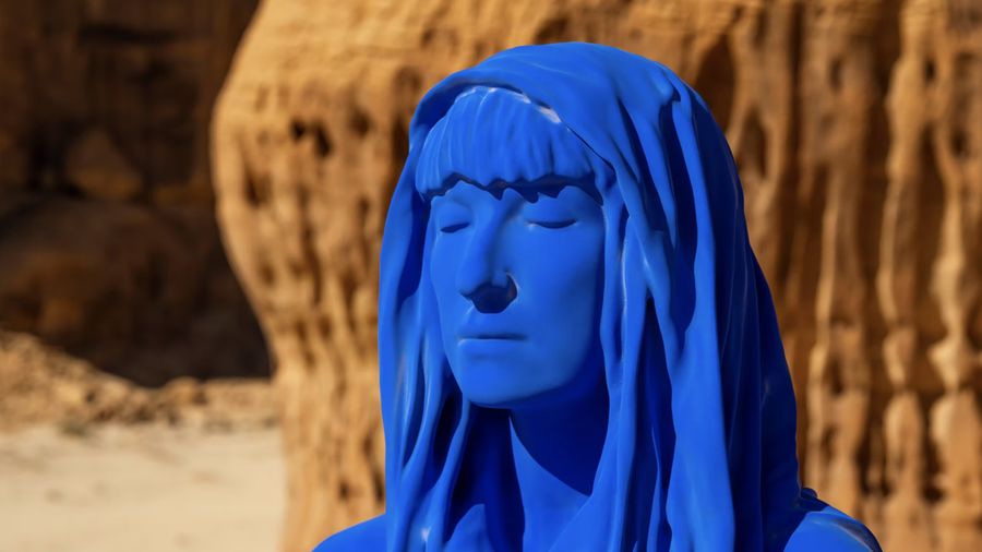 Patung Najma, sebuah instalasi seni berbentuk figur perempuan berwarna biru, dipamerkan di kawasan bersejarah AlUla, Arab Saudi. Karya tersebut merupakan hasil ciptaan seniman asal Amerika Serikat, Lita Albuquerque.