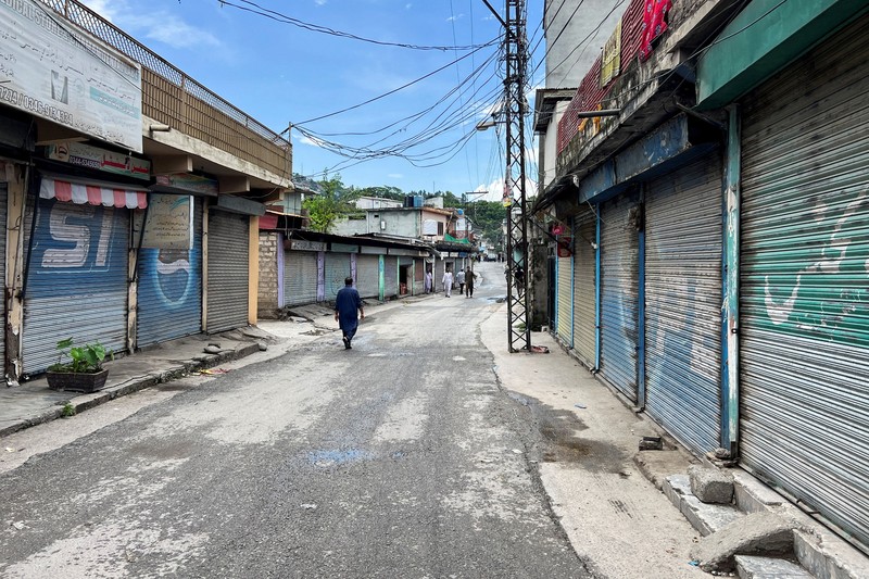 Pelaku bom bunuh diri menargetkan demonstran dalam unjuk rasa anti-milisi dan perdamaian di Provinsi Khyber Pakhuntkhwa, Pakistan pada Minggu (2/8). Imbas kejadian ini, 14 orang tewas. (REUTERS/Hazrat Ali Bacha)