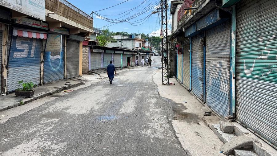 Pelaku bom bunuh diri menargetkan demonstran dalam unjuk rasa anti-milisi dan perdamaian di Provinsi Khyber Pakhuntkhwa, Pakistan pada Minggu (2/8). Imbas kejadian ini, 14 orang tewas. (REUTERS/Hazrat Ali Bacha)