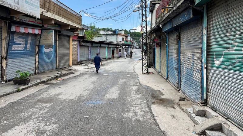 Pelaku bom bunuh diri menargetkan demonstran dalam unjuk rasa anti-milisi dan perdamaian di Provinsi Khyber Pakhuntkhwa, Pakistan pada Minggu (2/8). Imbas kejadian ini, 14 orang tewas. (REUTERS/Hazrat Ali Bacha)