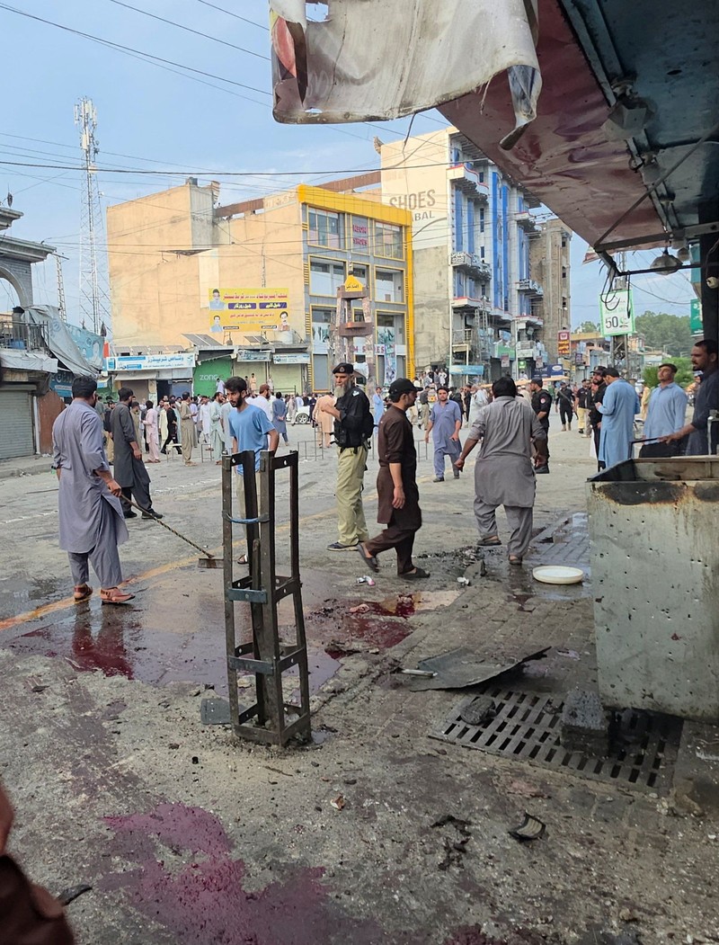 Pelaku bom bunuh diri menargetkan demonstran dalam unjuk rasa anti-milisi dan perdamaian di Provinsi Khyber Pakhuntkhwa, Pakistan pada Minggu (2/8). Imbas kejadian ini, 14 orang tewas. (REUTERS/Hazrat Ali Bacha)