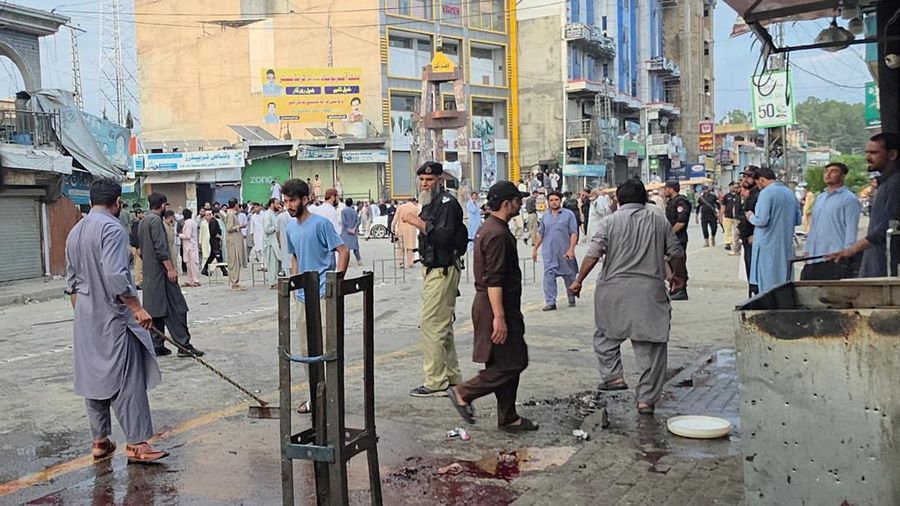 Pelaku bom bunuh diri menargetkan demonstran dalam unjuk rasa anti-milisi dan perdamaian di Provinsi Khyber Pakhuntkhwa, Pakistan pada Minggu (2/8). Imbas kejadian ini, 14 orang tewas. (REUTERS/Hazrat Ali Bacha)