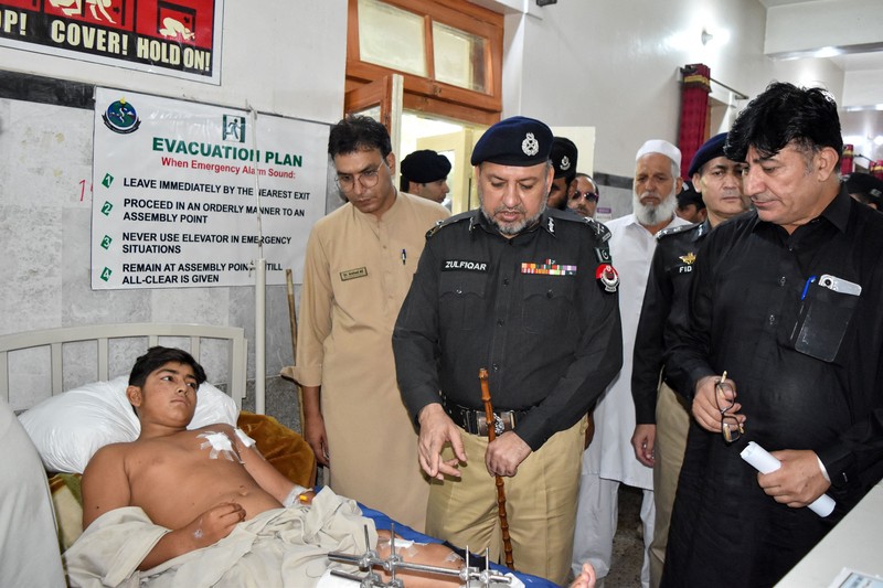 Pelaku bom bunuh diri menargetkan demonstran dalam unjuk rasa anti-milisi dan perdamaian di Provinsi Khyber Pakhuntkhwa, Pakistan pada Minggu (2/8). Imbas kejadian ini, 14 orang tewas. (REUTERS/Hazrat Ali Bacha)
