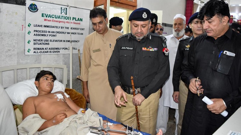 Pelaku bom bunuh diri menargetkan demonstran dalam unjuk rasa anti-milisi dan perdamaian di Provinsi Khyber Pakhuntkhwa, Pakistan pada Minggu (2/8). Imbas kejadian ini, 14 orang tewas. (REUTERS/Hazrat Ali Bacha)