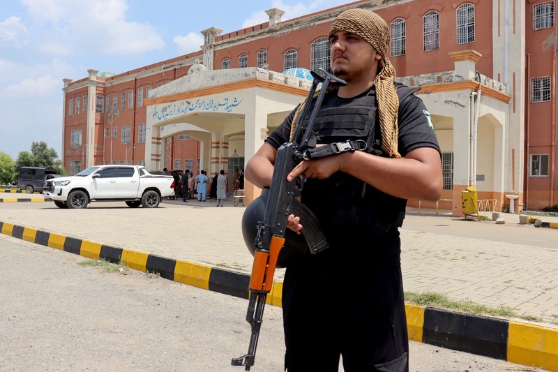 Pelaku bom bunuh diri menargetkan demonstran dalam unjuk rasa anti-milisi dan perdamaian di Provinsi Khyber Pakhuntkhwa, Pakistan pada Minggu (2/8). Imbas kejadian ini, 14 orang tewas. (REUTERS/Hazrat Ali Bacha)