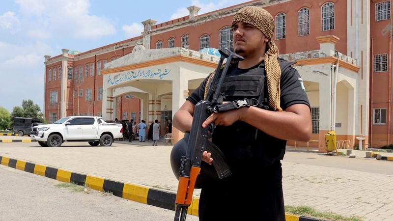 Pelaku bom bunuh diri menargetkan demonstran dalam unjuk rasa anti-milisi dan perdamaian di Provinsi Khyber Pakhuntkhwa, Pakistan pada Minggu (2/8). Imbas kejadian ini, 14 orang tewas. (REUTERS/Syed Basit)
