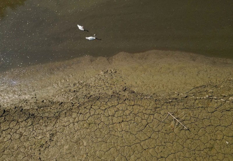 Pemandangan dari drone menunjukkan Sungai Doubs di pintu masuk Danau Brenets saat kondisi kekeringan menurunkan permukaan air di sepanjang perbatasan Swiss-Prancis di Villers-le-Lac, Prancis, 30 Juli 2026. (REUTERS/Denis Balibouse)