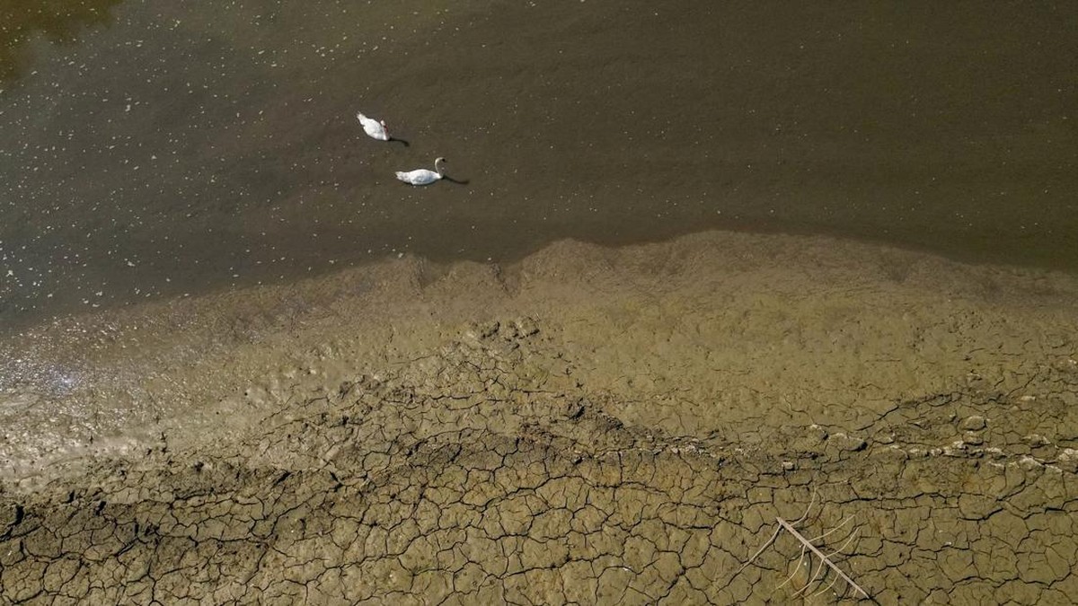 Penampakan Danau Mengering Hampir Jadi Daratan, Kapal-Kapak Terdampar