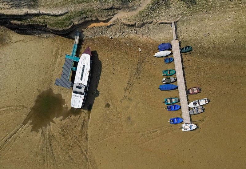 Pemandangan dari drone menunjukkan Sungai Doubs di pintu masuk Danau Brenets saat kondisi kekeringan menurunkan permukaan air di sepanjang perbatasan Swiss-Prancis di Villers-le-Lac, Prancis, 30 Juli 2026. (REUTERS/Denis Balibouse)