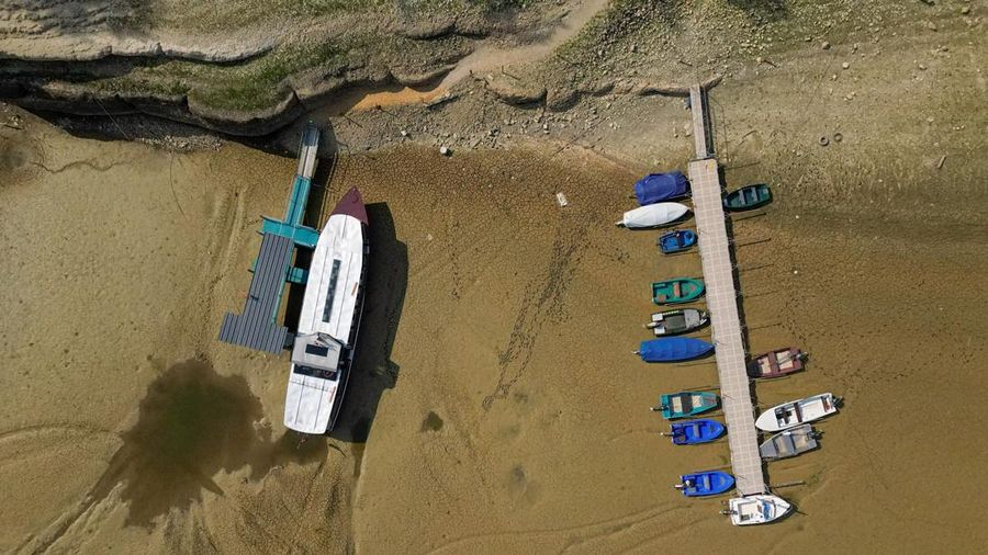Pemandangan dari drone menunjukkan perahu-perahu yang ditambatkan di Danau Brenets yang hampir kosong karena kondisi kekeringan yang memengaruhi Sungai Doubs menurunkan permukaan air di sepanjang perbatasan Swiss-Prancis di Les Brenets, Swiss, 30 Juli 2026.