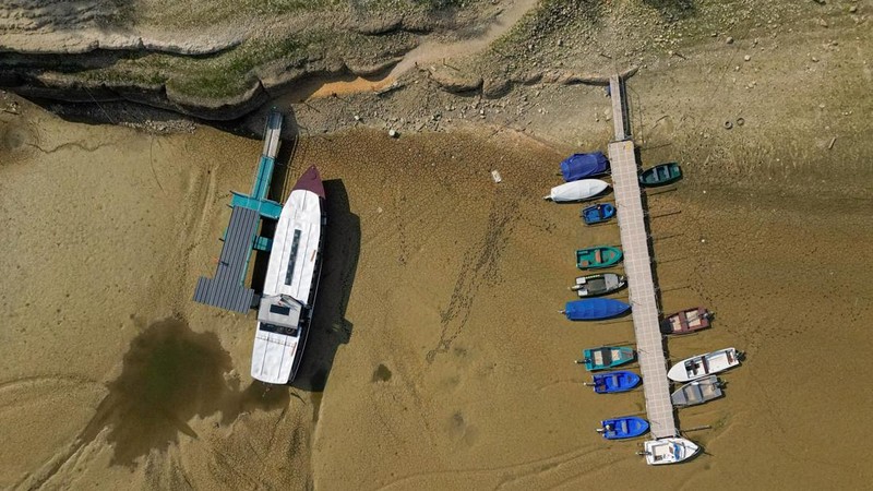 Pemandangan dari drone menunjukkan perahu-perahu yang ditambatkan di Danau Brenets yang hampir kosong karena kondisi kekeringan yang memengaruhi Sungai Doubs menurunkan permukaan air di sepanjang perbatasan Swiss-Prancis di Les Brenets, Swiss, 30 Juli 2026.